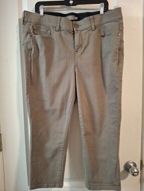 Torrid Sz 18 Olive Green Crop BombShell  Skinny Jeans
